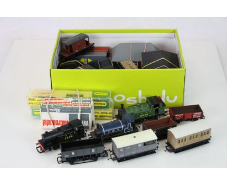 Collection of OO gauge model railway to include 3 x Hornby locomotives, 8 x items of rolling stock, plastic buildings etc plu