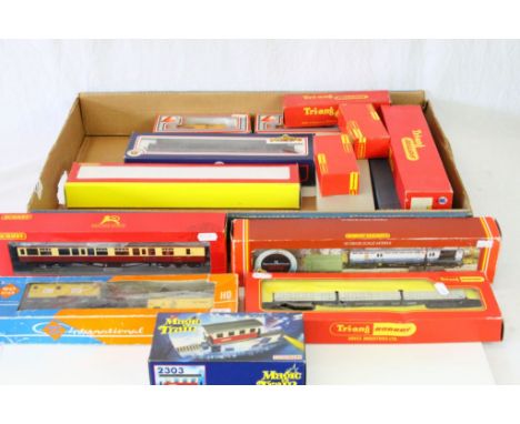 Collection of boxed OO gauge model railway accessories to include Hornby R416 Operating Mail Coach BR Livery, Roco 4316, Horn