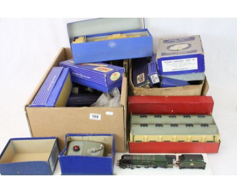 Large collection of Hornby Dublo accessories, mainly boxed, to include 5005 Engine Shed (2 Road), D1 Island Platform x 2, D1 