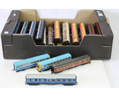 23 OO gauge items of rolling stock to include Lima, Hornby etc plus a Hornby L63603 pacer car set of three (252)