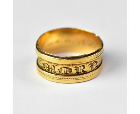 An early 19th century 18ct gold mourning band ring, the recessed centre band inscribed 'Memory of JA', with two raised border