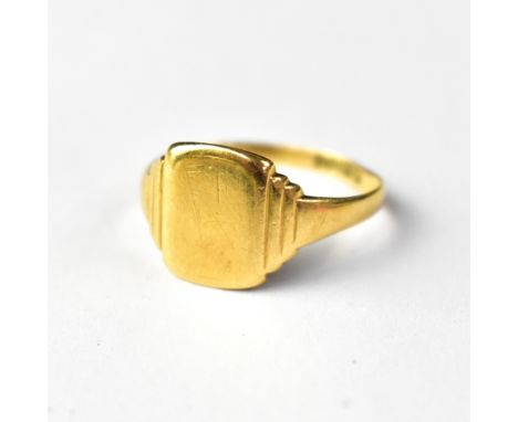 An 18ct gold gentlemen's signet ring, size S, approx 4g. CONDITION REPORT: The shank is a little bit misshapen, but it is sti