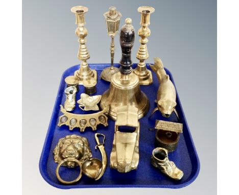 A tray of brass ware, hand bell, Victorian candlestick, Lion mask door knocker etc 