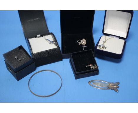 A COLLECTION OF MAINLY SILVER COSTUME JEWELLERY TO INCLUDE EARRINGS, A BANGLE, NECKLACES ETC.