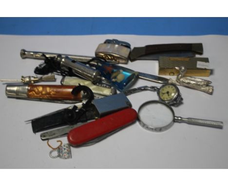 A WOODEN BOWL OF COLLECTABLES TO INCLUDE A DUNHILL LIGHTER AND A SELECTION OF PEN KNIVES