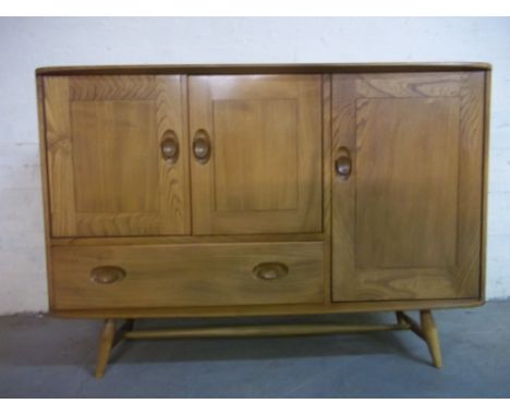 AN ERCOL STYLE SIDEBOARD,&nbsp;H 81 cm, L 113 cm, W 47 cm