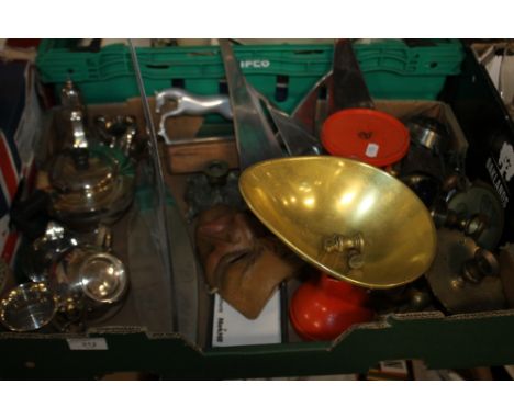A TRAY OF METALWARE TO INCLUDE A SET OF SCALES (TRAY NOT INCLUDED)