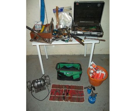 A QUANTITY OF TOOLS TO INCLUDE A LARGE BENCH GRINDER