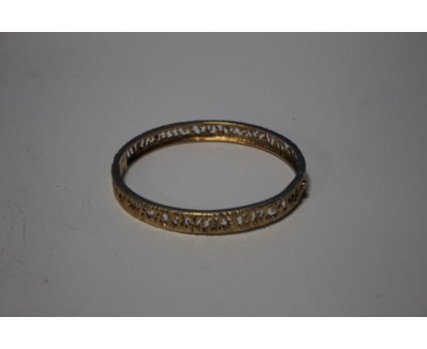 A VINTAGE LADIES 9 CT GOLD HINGE BANGLE WITH BARK EFFECT FINISH, W 19.55 g