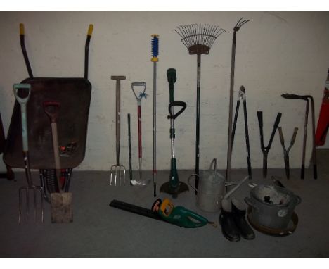 A QUANTITY OF GARDEN TOOLS TO INCLUDE A WHEELBARROW, AND A GALVANISED VINTAGE ZINC WATERING CAN
