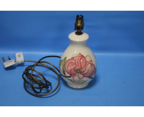 A MOORCROFT "MAGNOLIA" LAMP