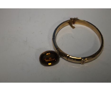 A 9 CT GOLD HINGE BANGLE (w 11 g) ALONG WITH A SMALL YELLOW METAL BROOCH