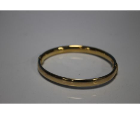 A 9 CT GOLD BANGLE, W 6.9 g