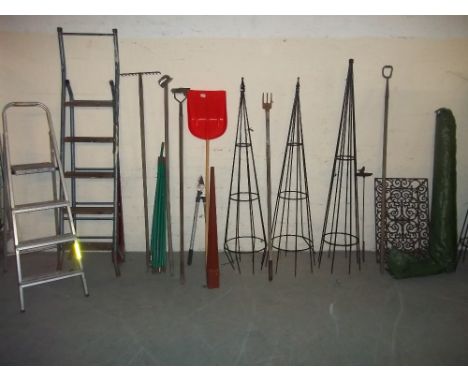 A QUANTITY OF GARDEN TOOLS INCLUDING TWO STEP LADDERS AND STEEL GROWING FRAMES