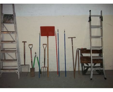 GARDEN TOOLS TOGETHER WITH TWO HEAVY DUTY ALUMINIUM STEPLADDERS