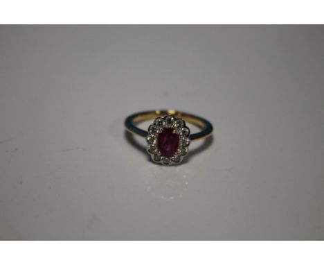 18 CT YELLOW GOLD OVAL CUT RUBY AND RBC DIAMOND CLUSTER RING, RUBY 0.80 CT, DIAMONDS 0.40 CT