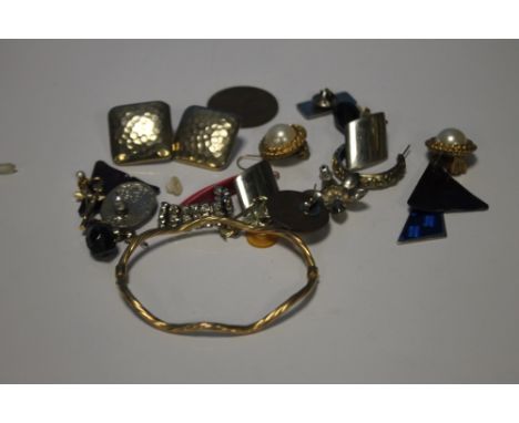 A QUANTITY OF MAINLY COSTUME JEWELLERY TO INCLUDE A 9 CT GOLD BANGLE