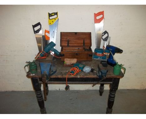 A SCRUB TOP TABLE AND A RECORD NO. 34 ENGINEER'S VICE WITH A SMALLER VICE, ELECTRICAL TOOLS, TOOL BOX AND CONTENTS