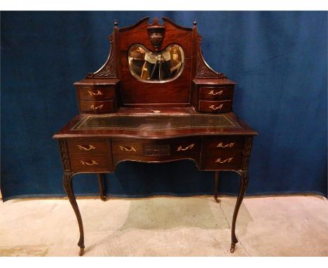 Mahogany veneered dressing table. First / second quarter 20th century.