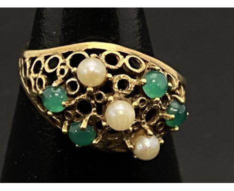 A vintage 14ct gold ring with green stones and pearl decoration 2.71g 