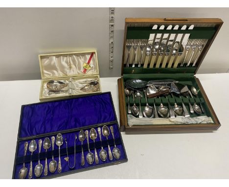 A selection of assorted vintage cutlery 