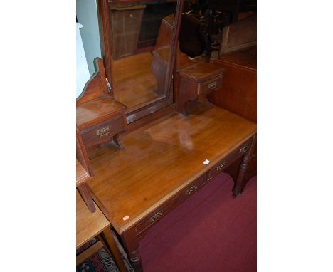 An Edwardian walnut swing mirrorback dressing table, having twin frieze drawers and raised on ring turned supports, w.106cm 