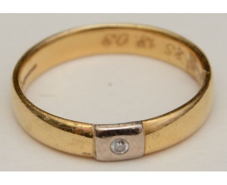 An 18ct gold and diamond wedding band, with brilliant cut diamond mounted in square of white gold, 750 stamped to underside, 