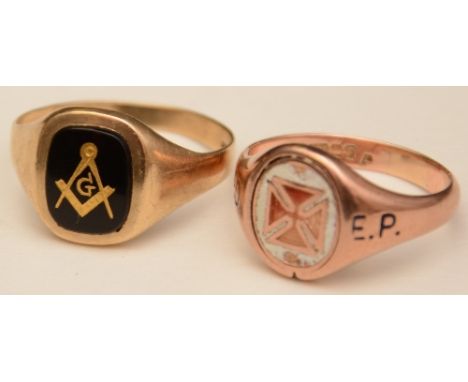 A 9ct gold Masonic signet ring, with enamelled cross to centre and monogrammed 'PD' & 'EP' to the shoulders, 375 stamped to u