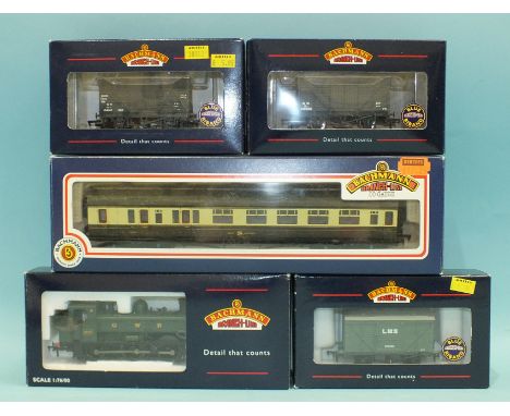 Bachmann OO gauge, 32-200 GWR 0-6-0 Pannier tank locomotive, a GWR coach and three wagons, (all boxed), (5). 