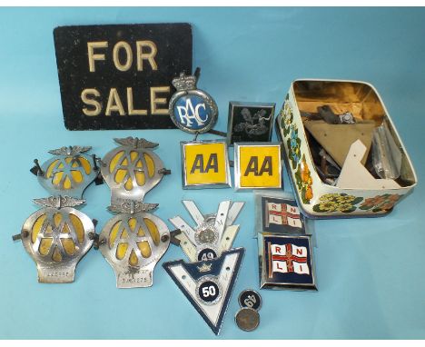 Four metal AA car badges, various plastic car badges and a vintage car number plate "For Sale" sign. 