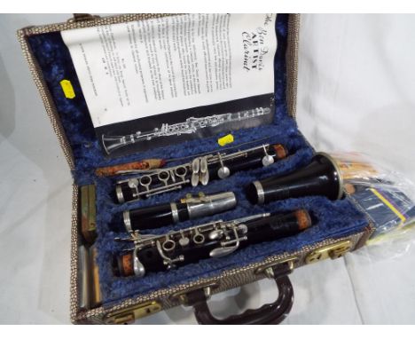 A Selmer clarinet, Studente Console serial No.3308 with accessories in hard case