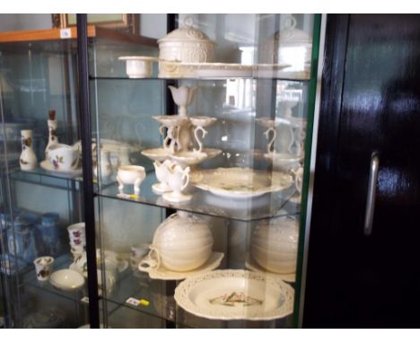 A good collection of ceramic Creamware comprising fifteen pieces displayed on three shelves - Est £40 - £60