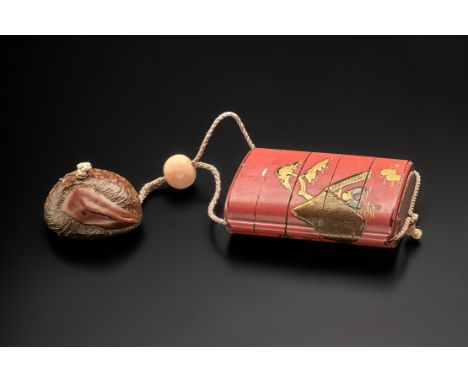 Inro. Fünfteilig. Rotlack mit Golddekor und Signet der British Antique Dealers Association. Holz-Netsuke in Form einer Kastan