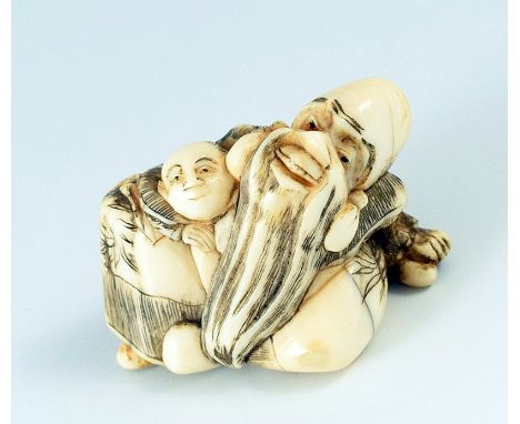 Netsuke. Liegender Fukurokuju mit Karako. Elfenbein. Mitte 19. Jh. L 4,5 cm. Ehem. Lempertz, Auktion 1061, Nr. 630. Japan, 19