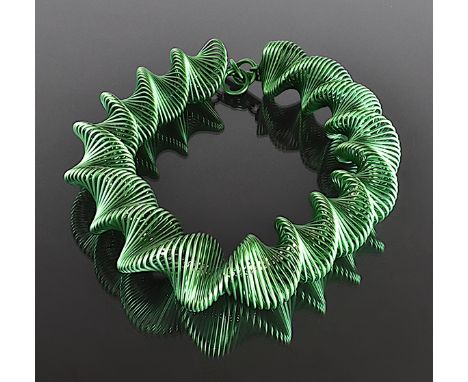 Spiralcollier aus grün eloxiertem Metall. Wohl Missoni