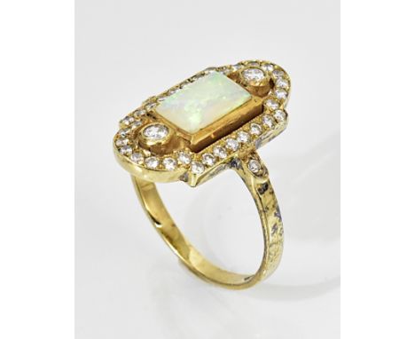 Opal/Brillantring.  Mittig feiner, rechteckiger Opal, ornamental eingefasst mit ca. 0,78 ct. Brillanten. 14 ct. GG