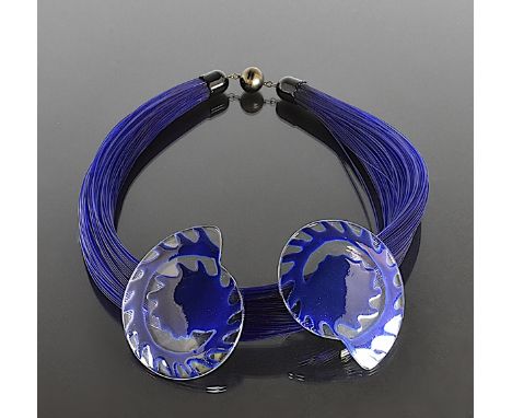 Collier aus zahlreichen blauen Nylonschnüren und zwei Zierelementen. Wohl Missoni