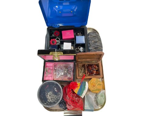 Tray lot of mixed jewellery.