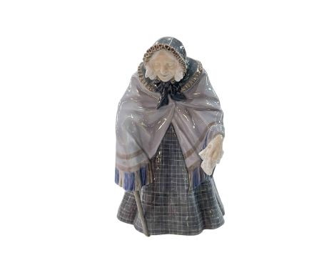 Royal Copenhagen figurine of old woman No 784.