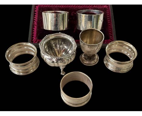 Five silver napkin rings, silver open salt and egg cup (7).