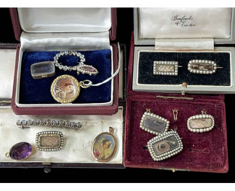 Collection of mostly mourning jewellery with seven brooches, three pendants, tiny box and two moonstone pieces.