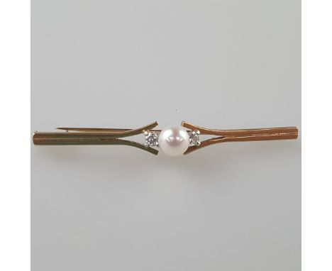 Stabbrosche - 585/000 Gelbgold (14 K), mittig besetzt mit einer Perle von ca. 7 mm, flankiert von facettierten Diamanten von 