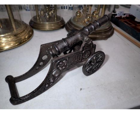 Cast iron desk cannon, L: 22 cm. UK P&amp;P Group 2 (£20+VAT for the first lot and £4+VAT for subsequent lots)