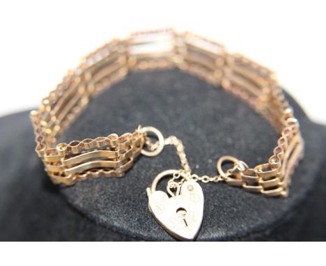 A 9ct gold gate bracelet with padlock clasp 9.1 grams 
