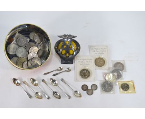 Three Victorian shillings 1887 (young and old heads), to/w a set of six silver coffee spoons, two mustard spoons, various cup