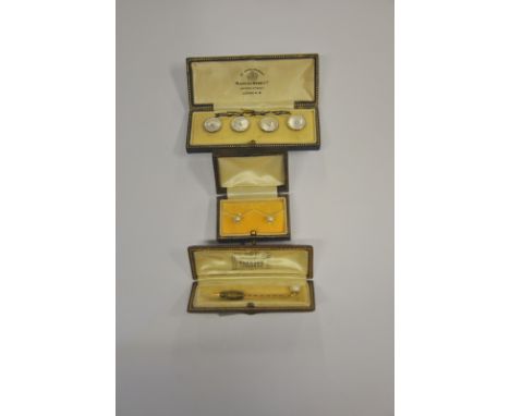 A collection of gentleman's acoutrements including set of Mappin & Webb mother of pearl dress buttons, to/w single pearl stic