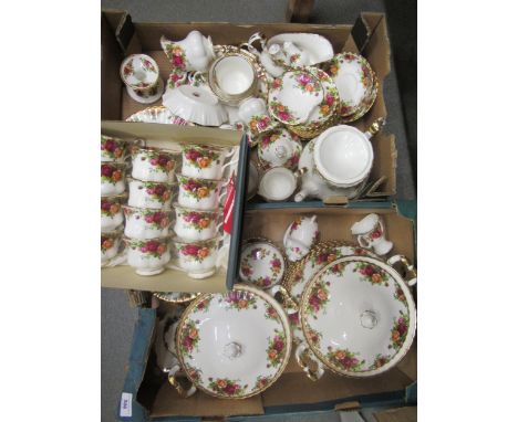 Royal Albert Old Country Roses pattern extensive dinner and tea service, comprising dinner plates, side plates, tureens and c