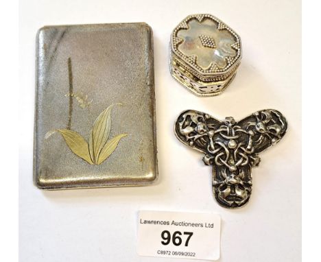 Modern silver brooch in Arts and Crafts style together with a Japanese gilt decorated compact and a small Continental (925 ma