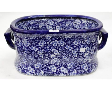 A BLUE AND WHITE FLORAL PATTERN CONTINENTAL CERAMIC FOOTBATH 21cm x 30cm 