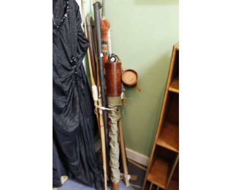 A SMALL GROUP OF SPORTING ITEMS to include two archery bows, a snooker cue and tin carrying case, a polo stick, a fishing rod